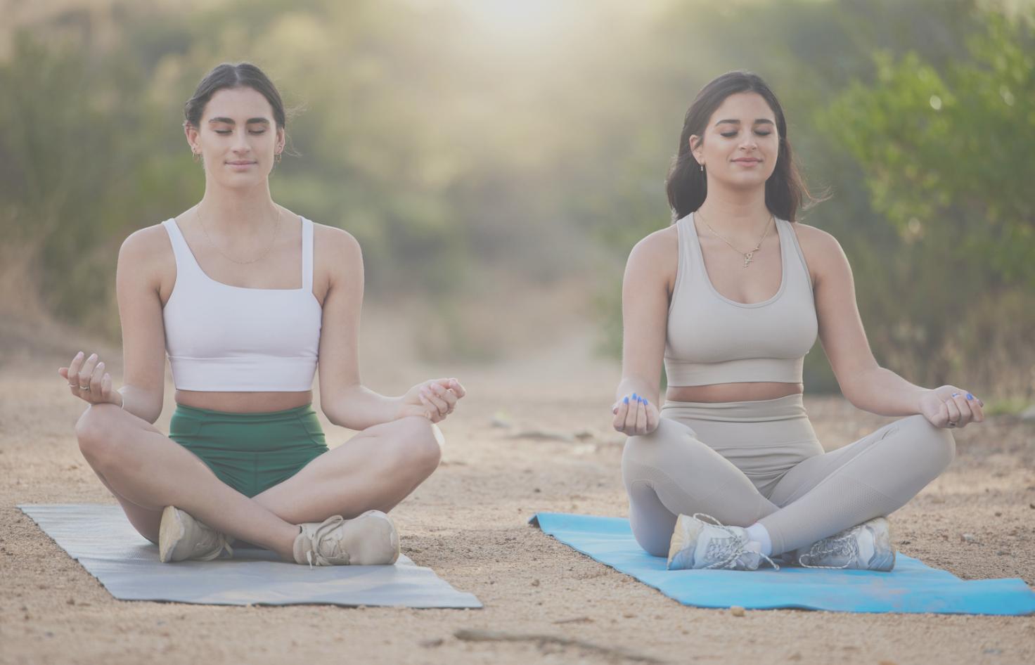 Gruppo di professionisti durante sessione di meditazione guidata in ufficio